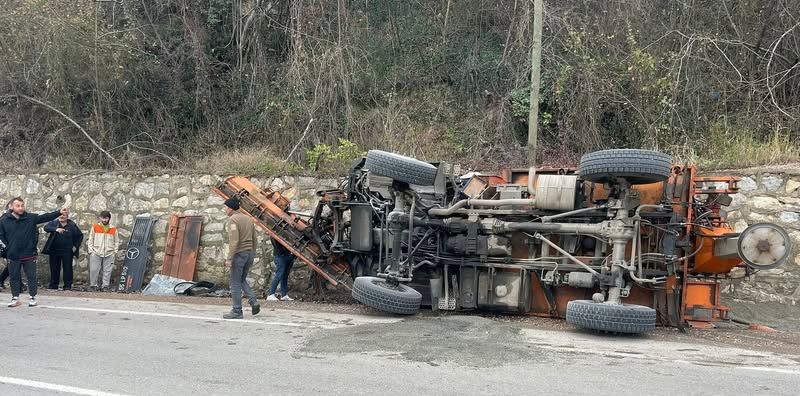 Gagagölü Mevkiinde Kar Küreme Kamyonu Kaza Yaptı: 2 Yaralı WhatsApp Image 2025 01 15 at 20.05.12