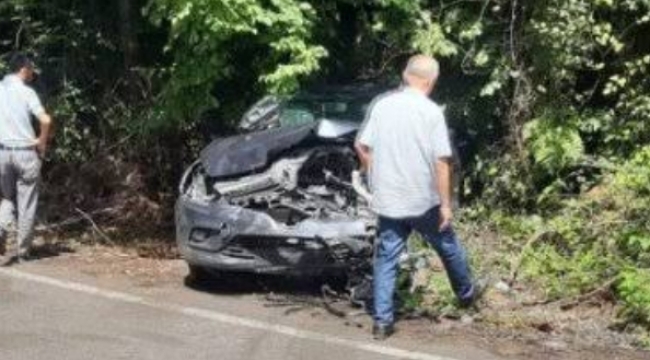 Ünye’de Trafik Kazası: Otomobil Ağaçlara Çarptı araba agac