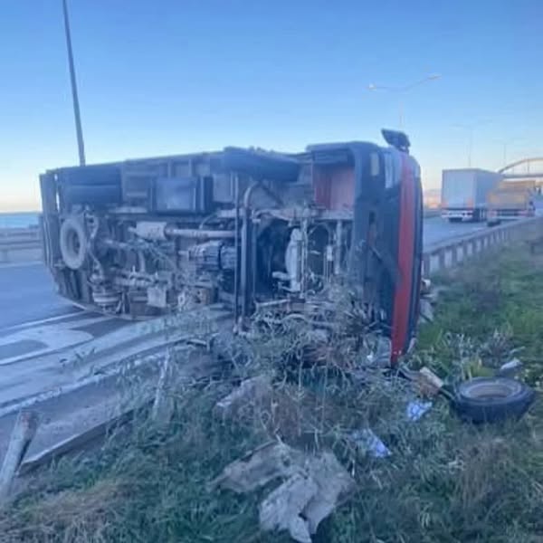 Ünye’de Trafik Kazası: 3 Yaralı kamyon devrildi