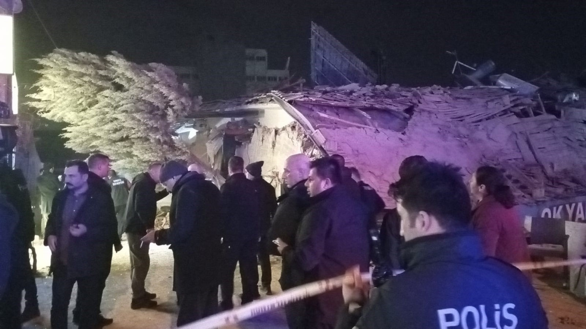 Konya'da 4 Katlı Bina Çöktü konyada 4 katli bina coktu 212422 20250124