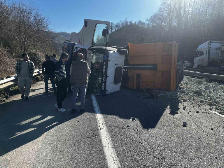 Fatsa’da Kil Yüklü Kamyon Devrildi, Sürücü Yaralandı kul yuklu kamyon fatsa