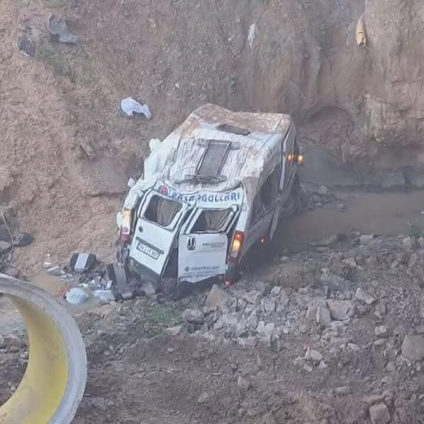 Servis Minibüsü Şarampole Devrildi: 3’ü Ağır 16 Yaralı servis saranpol