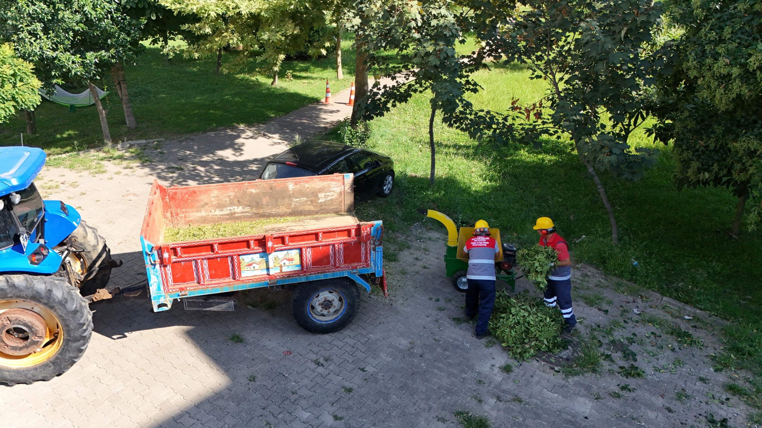BÜYÜKŞEHİR, PARK VE YEŞİL ALANLARDAKİ ORGANİK ATIKLARI VERİMİ ARTTIRMAK İÇİN KULLANIYOR tarim araci1 scaled