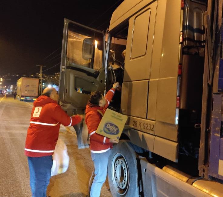 Türk Kızılay Ünye Şubesi'nden Zor Kış Şartlarında Destek!
