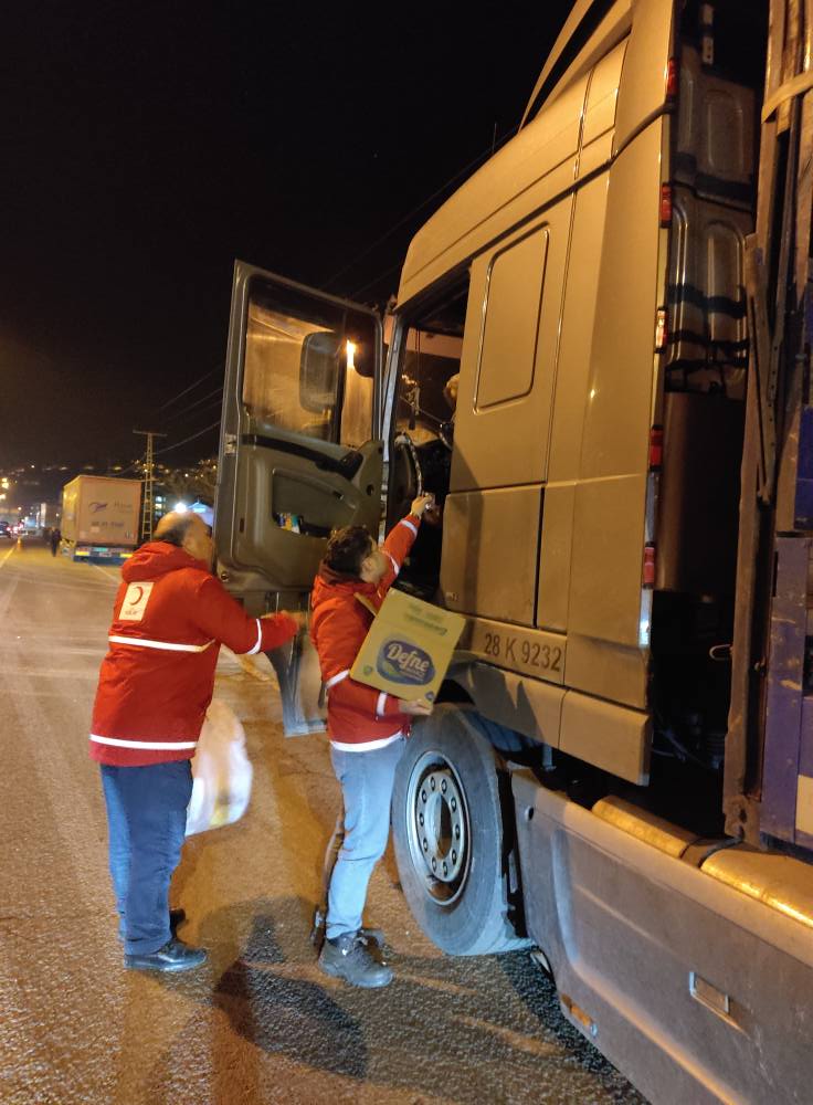 Türk Kızılay Ünye Şubesi'nden Zor Kış Şartlarında Destek! KIZILAY UNYE SUBESI.jpg3
