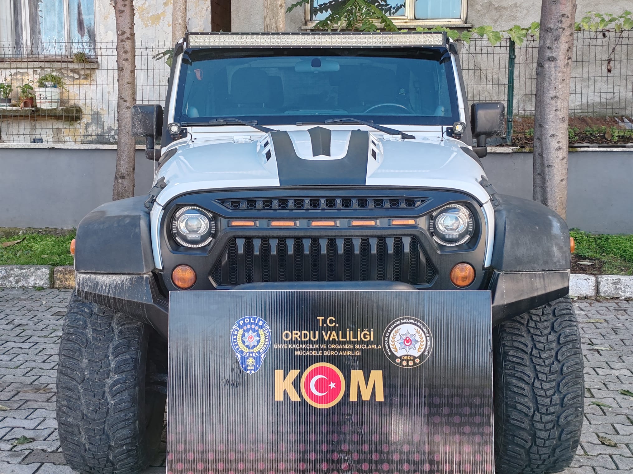 KOM 1 2