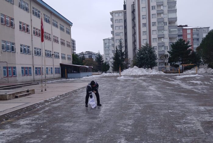 ÜNYE BELEDİYESİ OKULLARI KAR SONRASI EĞİTİM ÖĞRETİME HAZIRLADI
