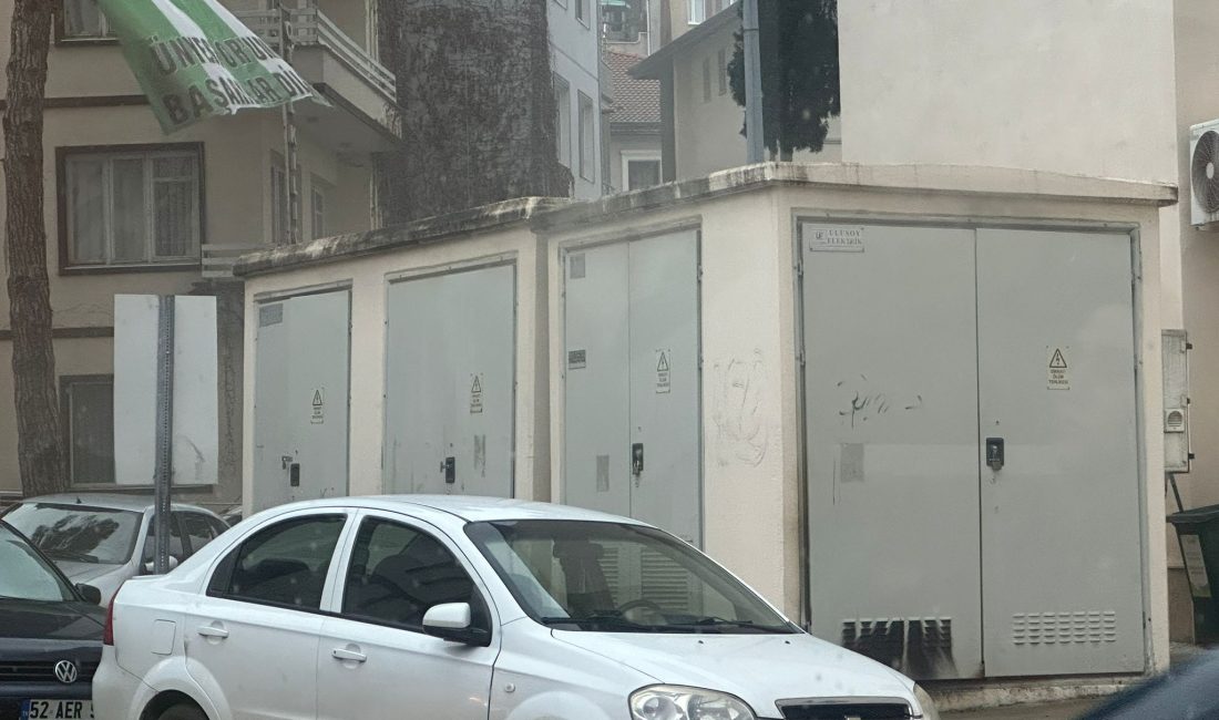Ünye Cumhuriyet Meydanı'nda Trafo Patladı! 