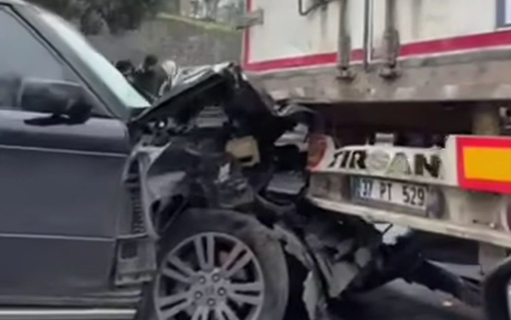 Fatsa’da Korkutan Kaza! Otomobil Seyir Halindeki Tıra Çarptı