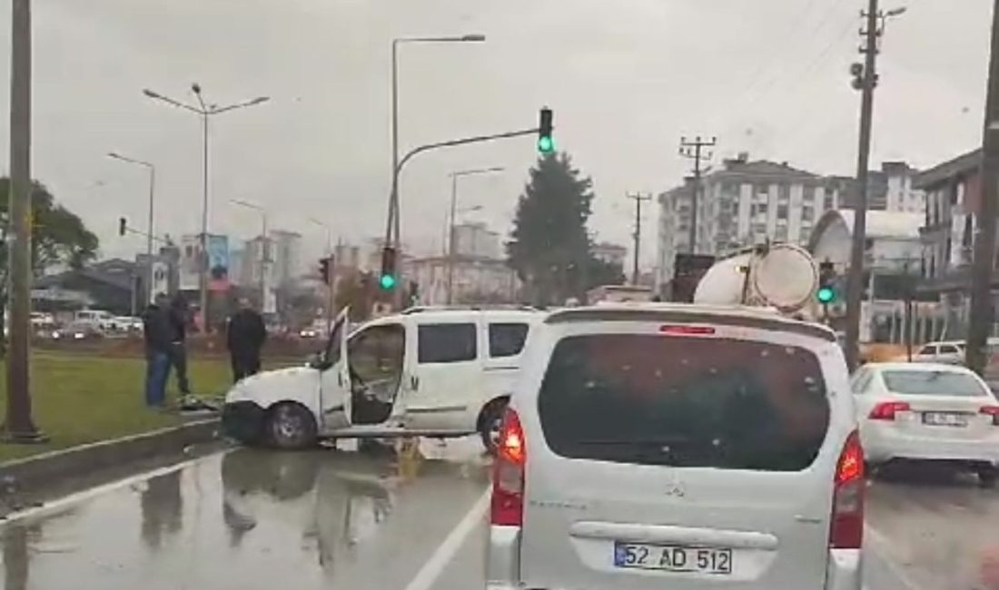 Fatsa Dolunay Mevkiinde Ticari Araç Tıra Çarptı! 