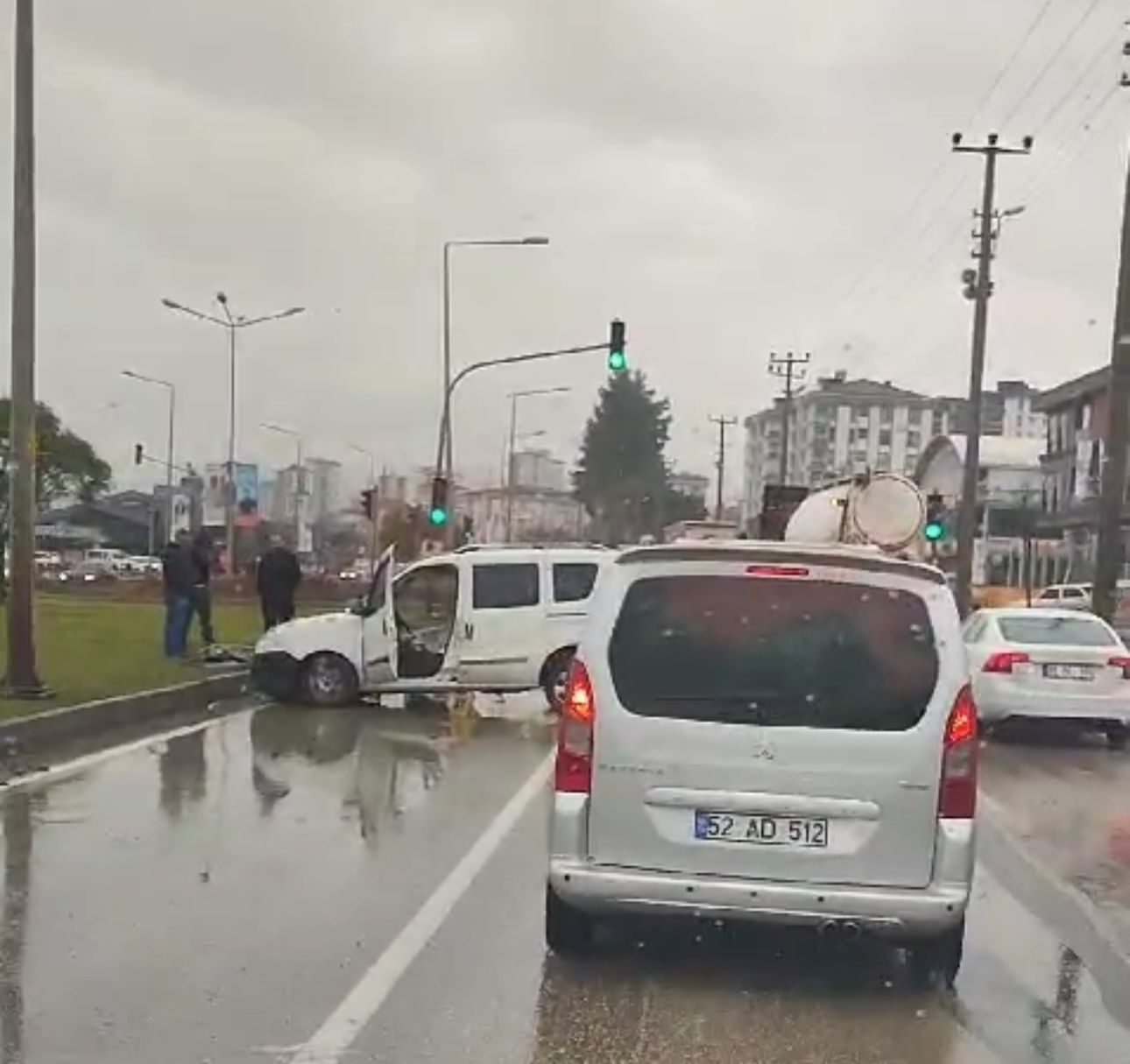 Fatsa Dolunay Mevkiinde Ticari Araç Tıra Çarptı! WhatsApp Image 2025 02 13 at 15.43.19