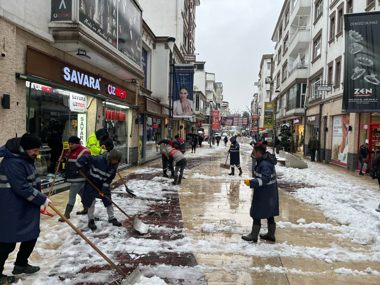 buyuksehir ekipleri yaya guvenligi icin sahada 2411