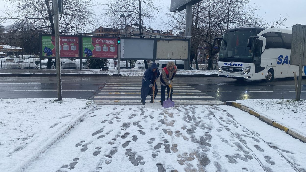 buyuksehir ekipleri yaya guvenligi icin sahada 4253