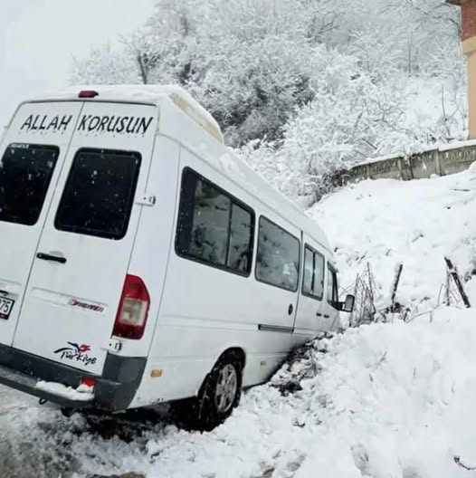Çatalpınar-Fatsa Minibüsü Kaygan Yolda Kontrolden Çıktı! catalpinar kaza