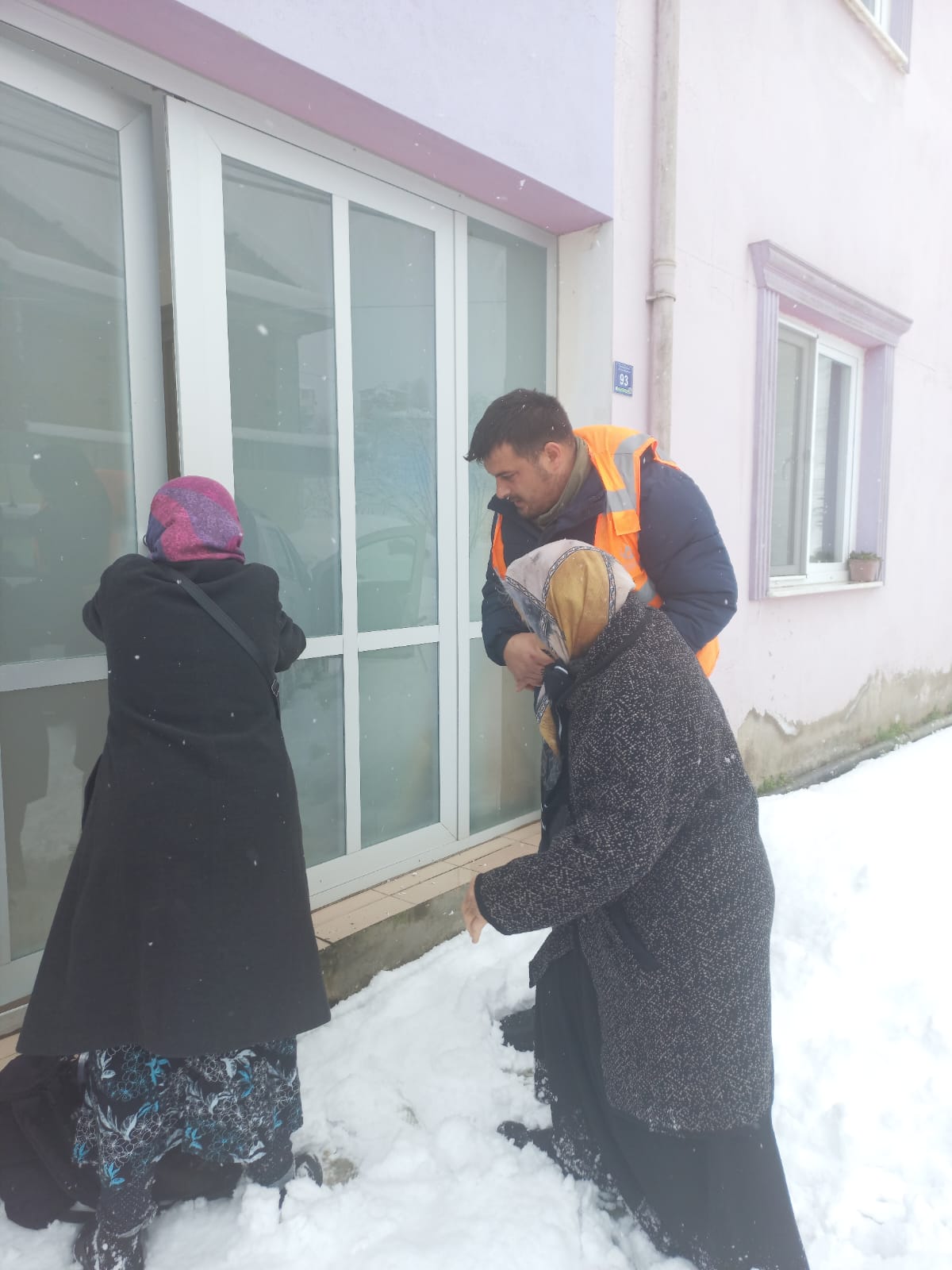 DİYALİZ HASTASI ALTINORDU BELEDİYESİ EKİPLERİNCE HASTANEYE ULAŞTIRILDI diyaliz hasatasa1