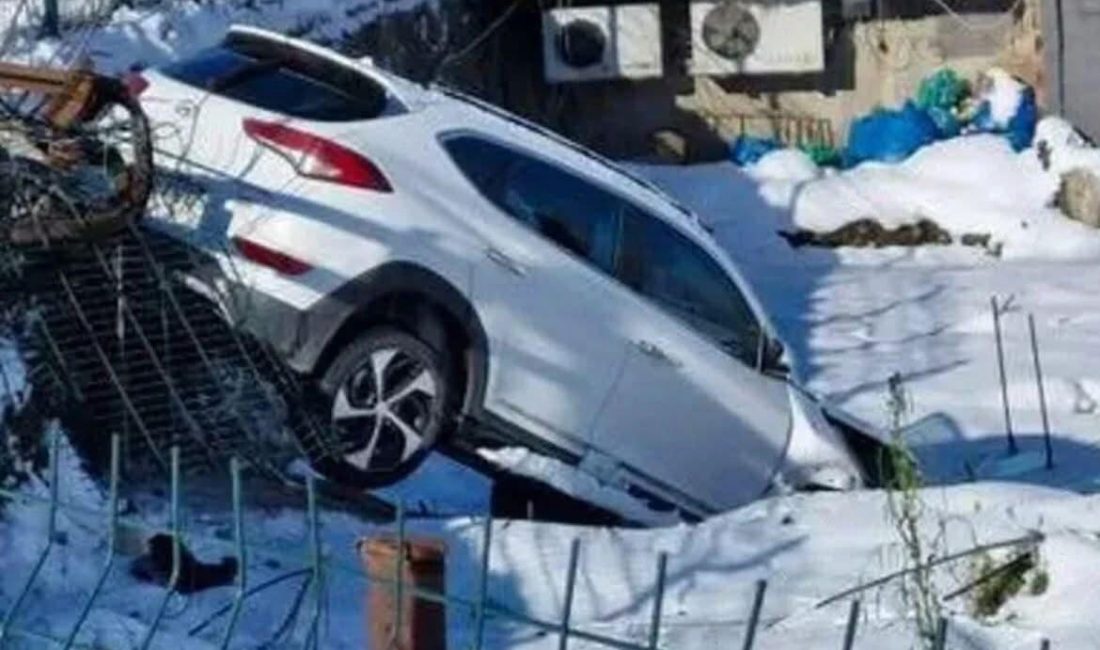 Gülyalı’da Kar Yağışı ve Buzlanma Nedeniyle Araç Alt Yola Düştü