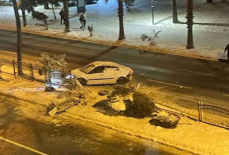 Fatsa Sahil Yolu’nda Kontrolden Çıkan Araç Refüje Girdi!