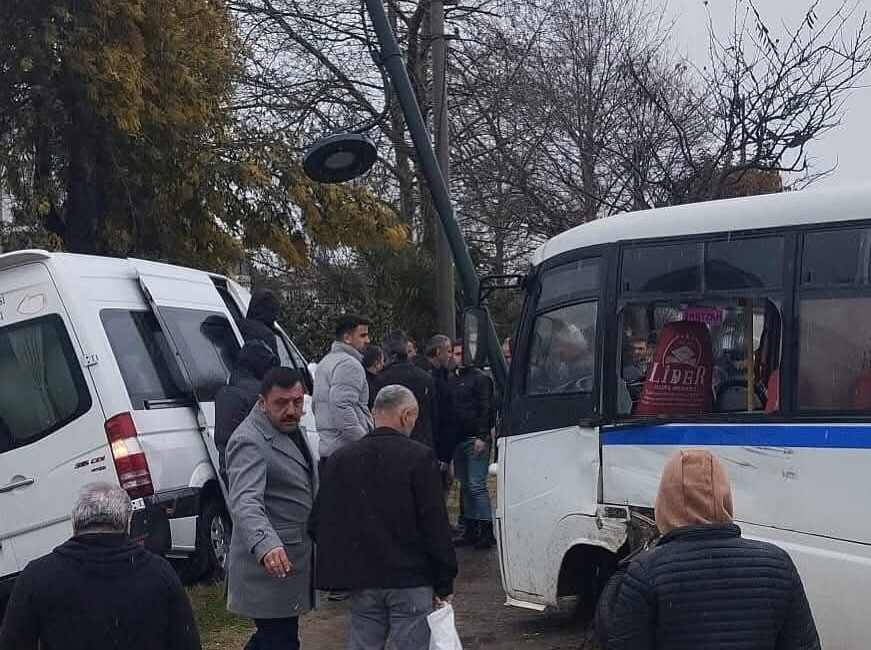  Fatsa’da Trafik Kazası: Servis Minibüsü ile Dolmuş Çarpıştı