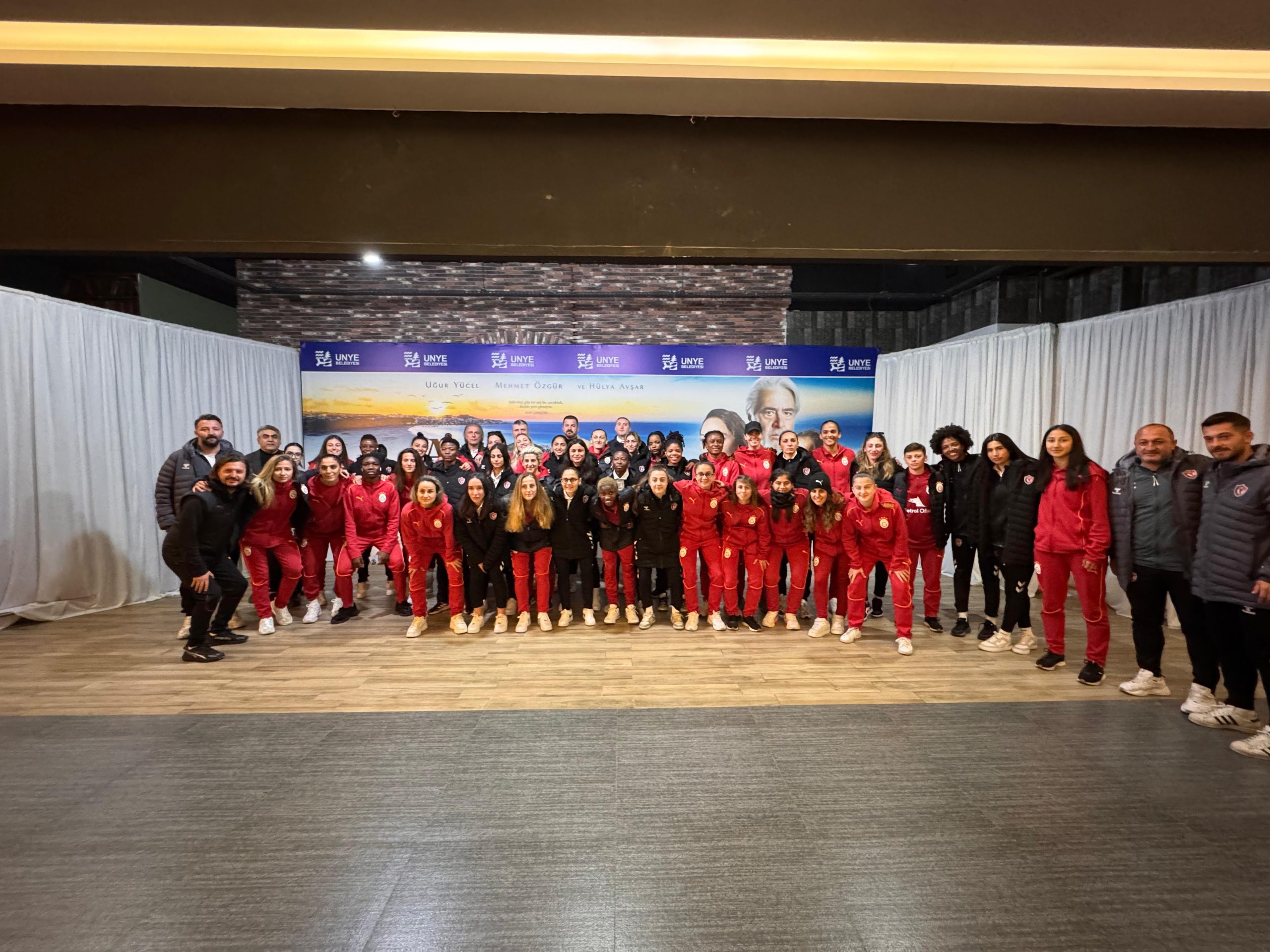 GALATASARAY VE ÜNYE KADIN FUTBOL TAKIMLARI “AŞKIN DÜNKÜ ÇOCUKLARI” FİLMİNİ İZLEDİ galatasaray scaled
