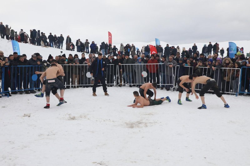 MENDERESLERİ İLE ÜNLÜ PERŞEMBE YAYLASI’NDA KAR EĞLENCEYE DÖNÜŞTÜ
