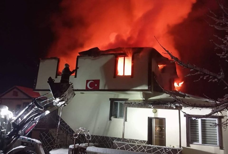 Mesudiye’de Yangın: Muhtar Ferda Sesler’in Evi Alevlere Teslim Oldu