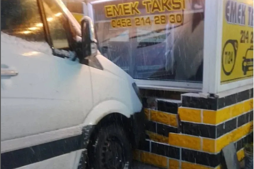 Altınordu’da Minibüs Taksi Durağına Çarptı