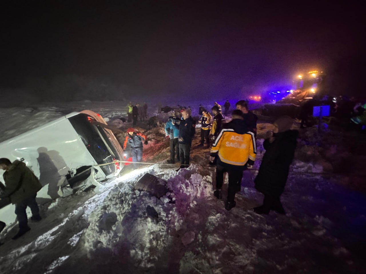 Yolcu Otobüsü Şarampole Devrildi: 4 Ölü, 32 Yaralı otobus