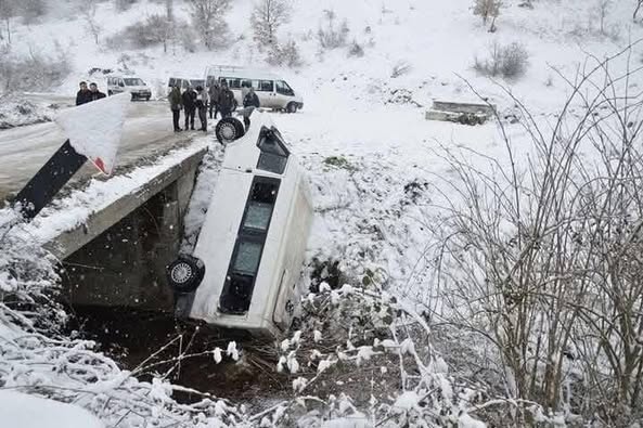 Feci Kaza: Cenazeye Giden Minibüs Köprüden Uçtu, 15 Yaralı samsun araba uctu