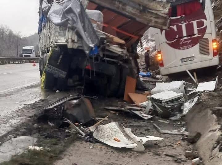 Feci Kaza! Yolcu Otobüsü Arızalanan Kamyona Çarptı: Yaralılar Var! samsun kaza
