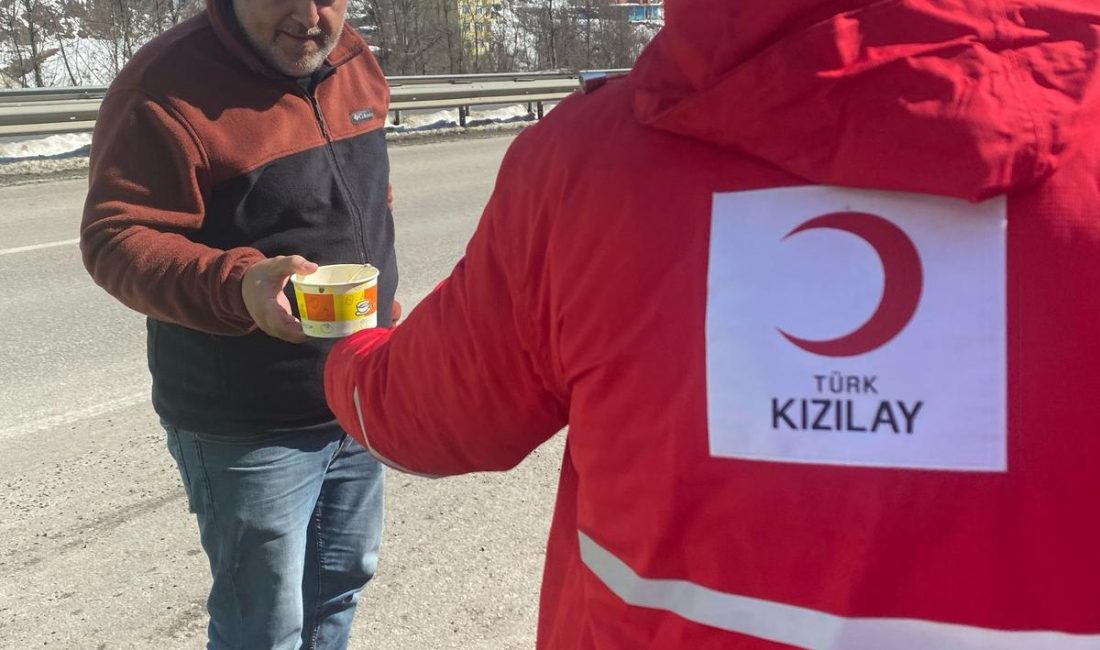 
Türk Kızılay'ından Tır Şoförlerine Yiyecek Yardımı