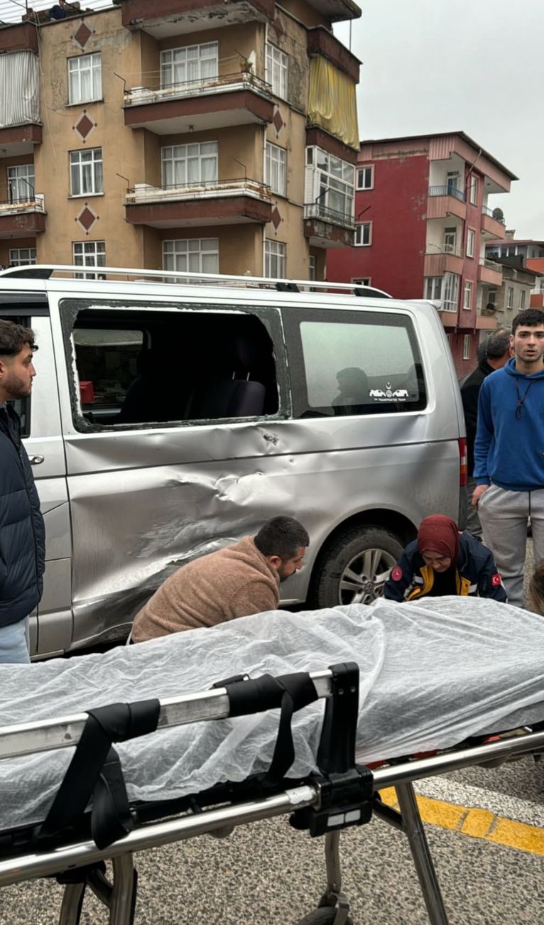 Ünye Niksar Caddesi'nde Trafik Kazası: Motosiklet Sürücüsü Yaralandı unye motor kazasi1