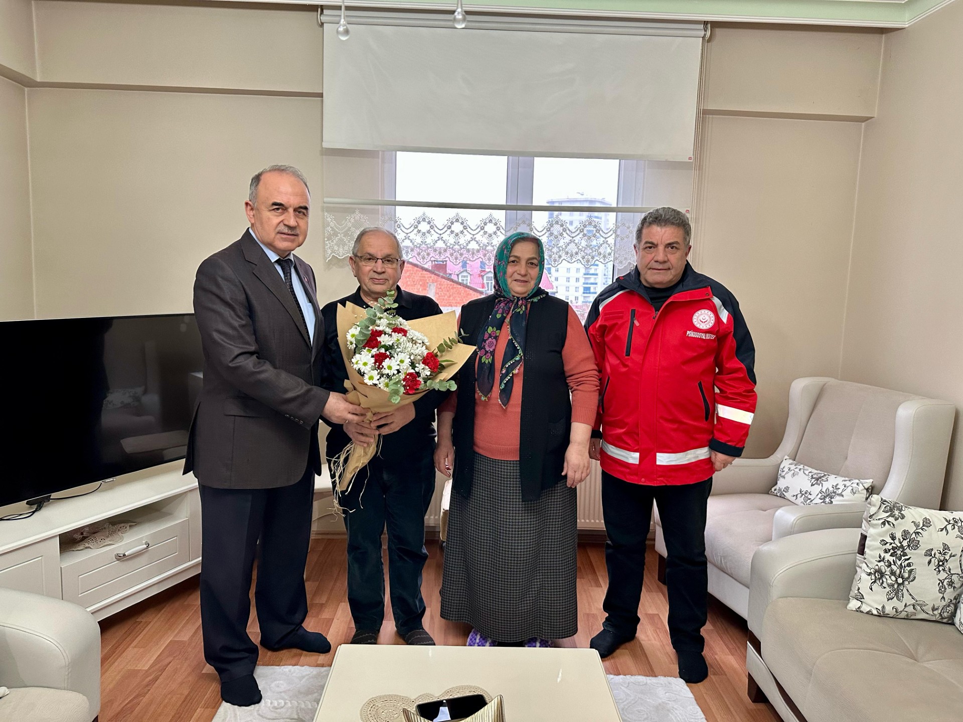 Vali Erol, Evlilikte 50. Yılını Dolduran Cörüt Ailesini Ziyaret Etti vali2 1