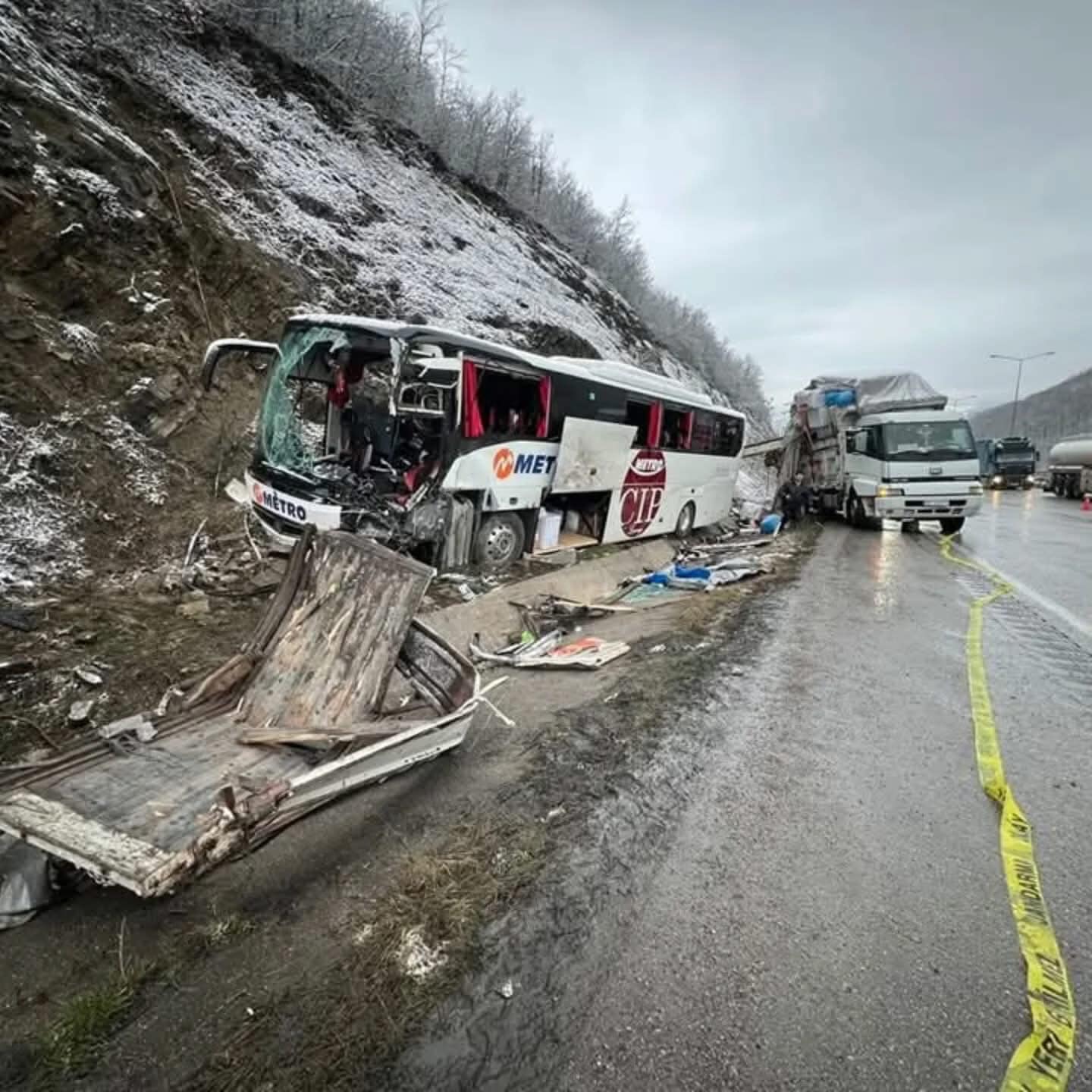 Yolcu Otobüsü Kazası: 1 Ölü, 16 Yaralı yolcu otobusu kaza olu vAR