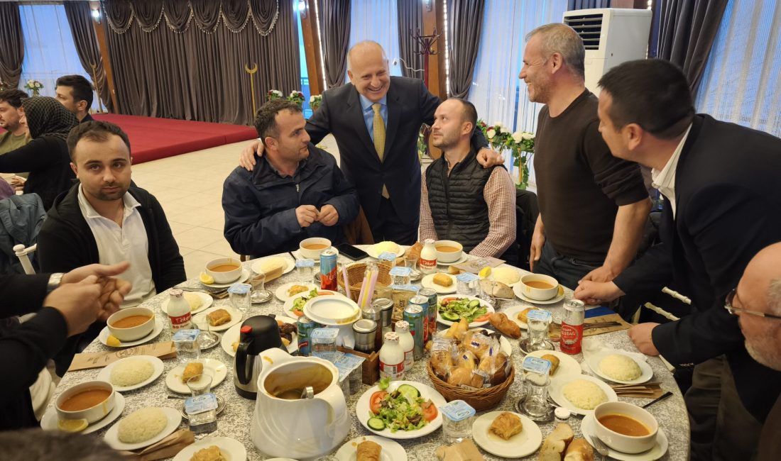 Ünye Belediye Başkanı Hüseyin Tavlı belediye personeli ile iftar sofrasında