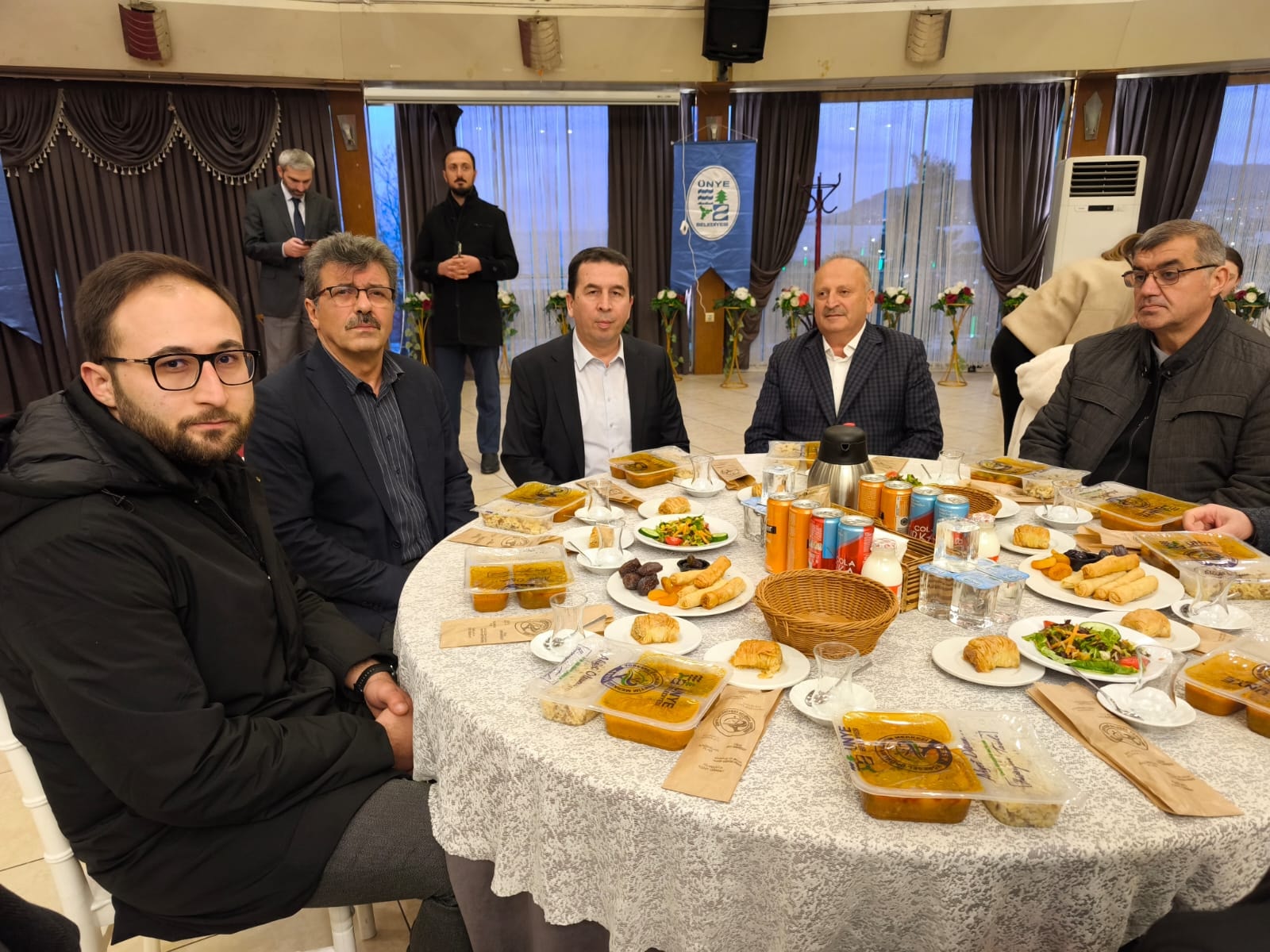 BASKAN TAVLI GENCLERLE GONUL SOFRASINDA BULUSTU 2