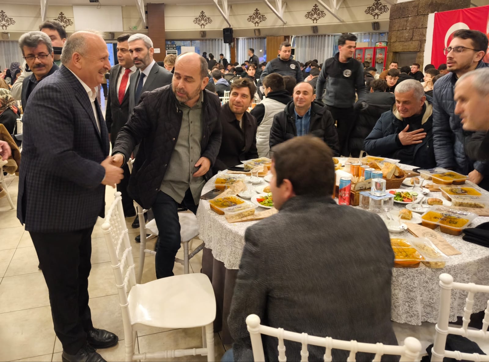 BASKAN TAVLI GENCLERLE GONUL SOFRASINDA BULUSTU 3