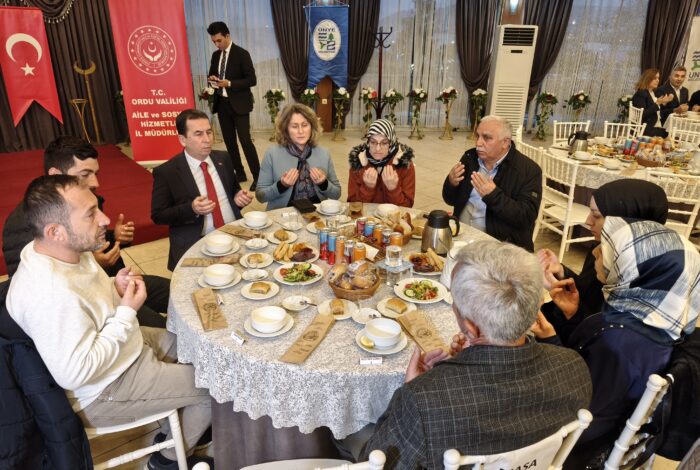 BASKAN TAVLI SEHIT AILELERI VE GAZILERLE GONUL SOFRASINDA BULUSTU 7 700x470 1