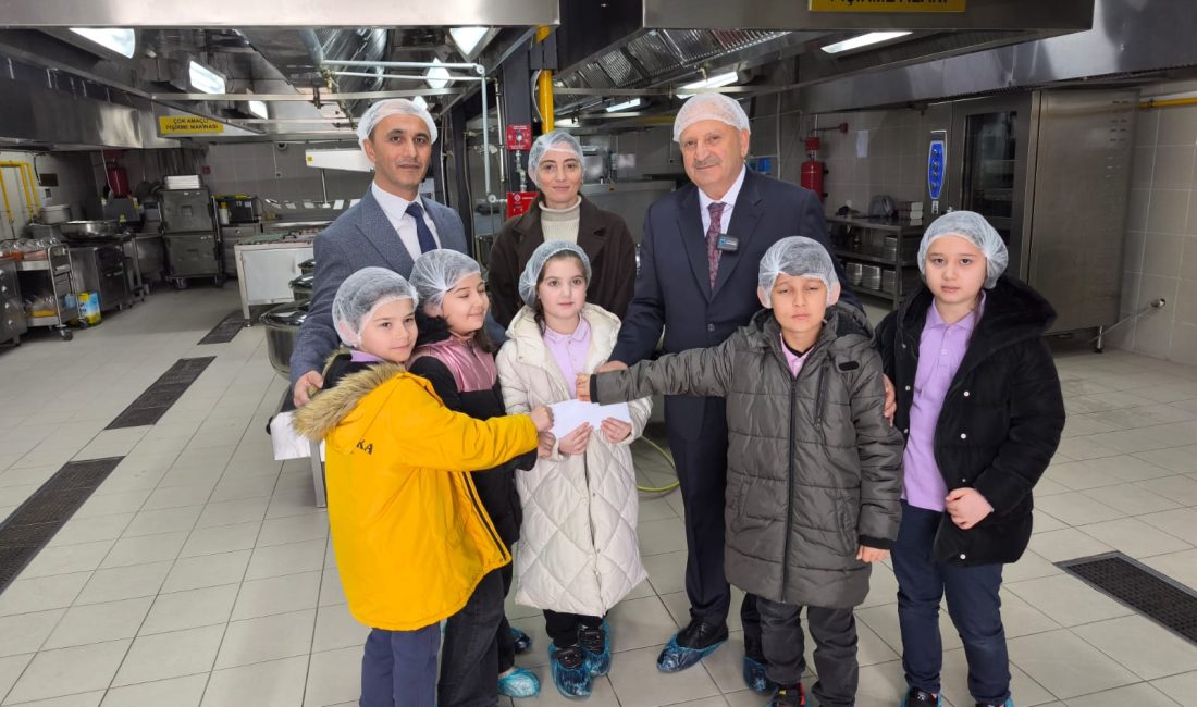 Ünye Belediyesi Aşevi’ni ziyaret eden Kaledere İlkokulu öğrencileri, velilerinin de