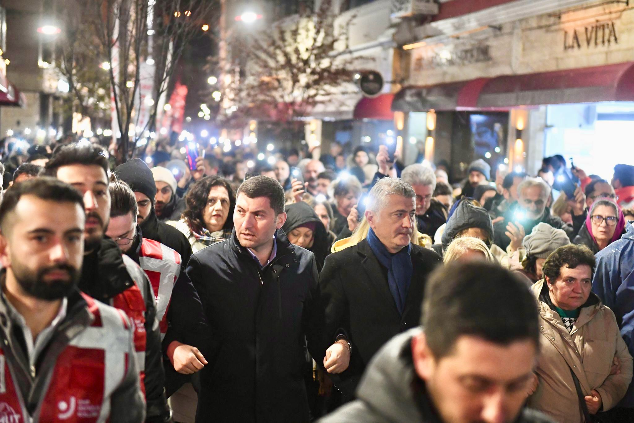 Başkan Ulaş Tepe, Demokrasi İçin Yüzlerce Kişiyle Yürüdü! ULAS TEPE1