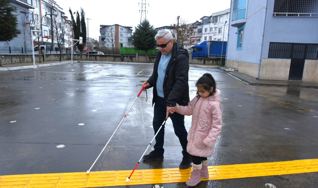 GÖRME ENGELLİ ÖĞRETMEN VE ÖĞRENCİ İÇİN YÜRÜYÜŞ YOLU YAPILDI