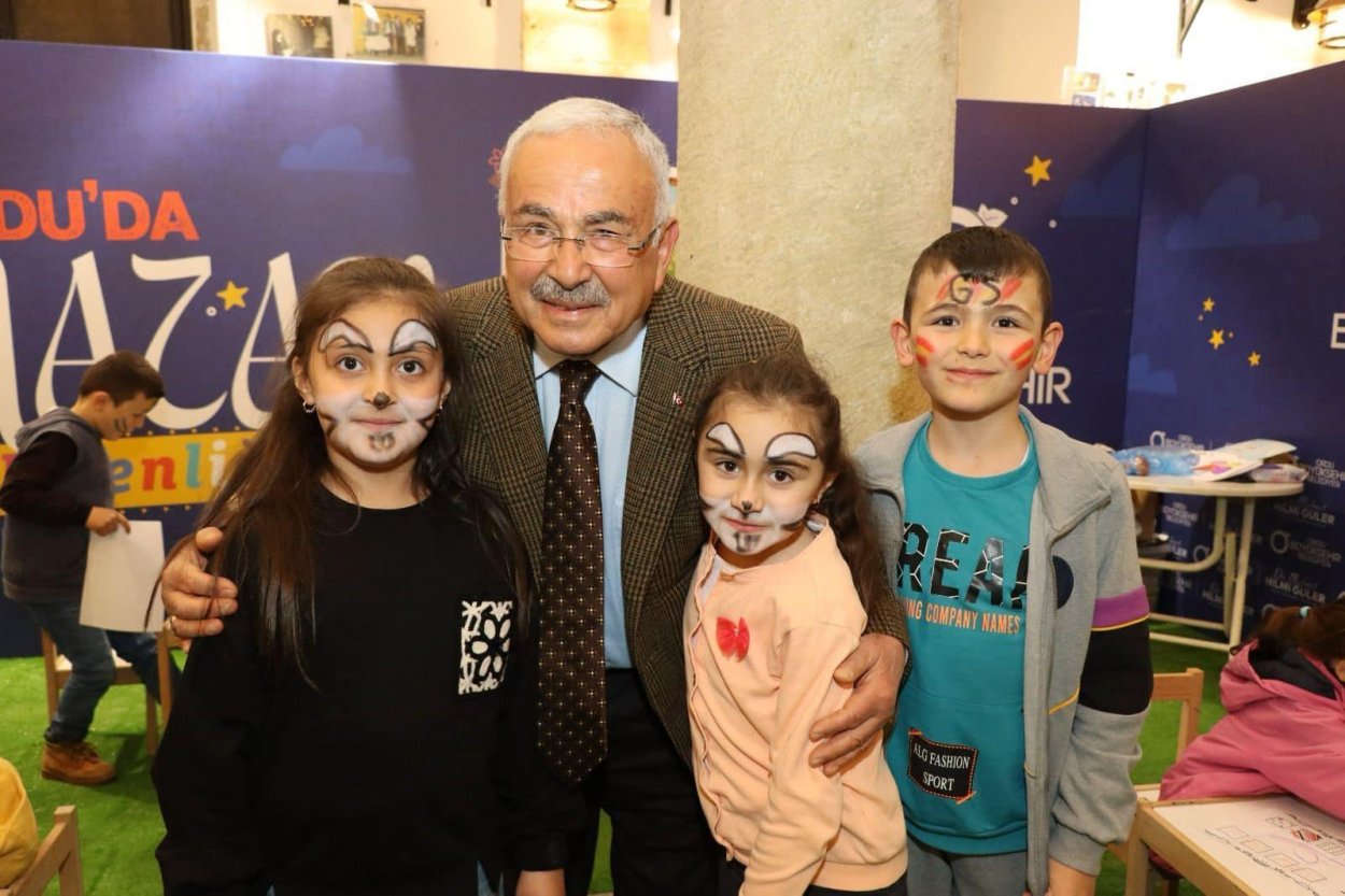 baskan guler cocuklarin sevincine ortak oldu 165