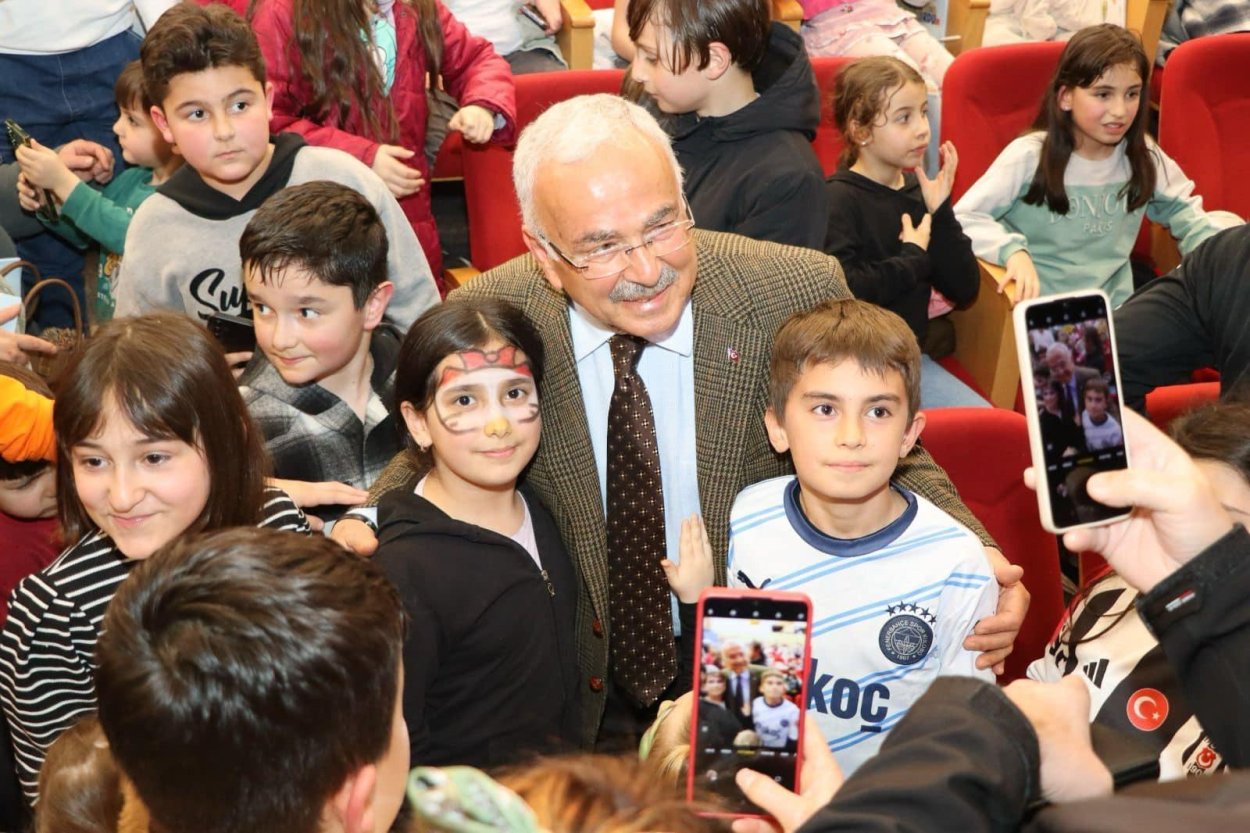 baskan guler cocuklarin sevincine ortak oldu 2728