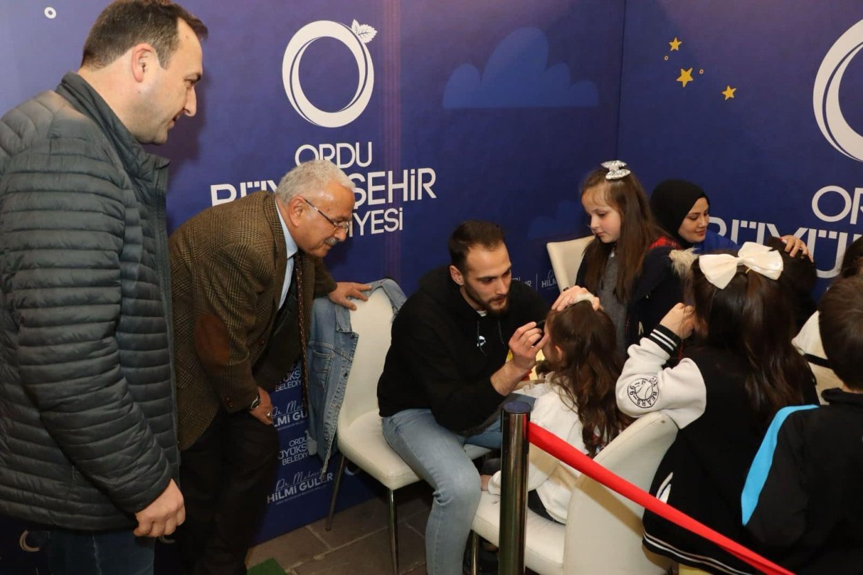 baskan guler cocuklarin sevincine ortak oldu 7014