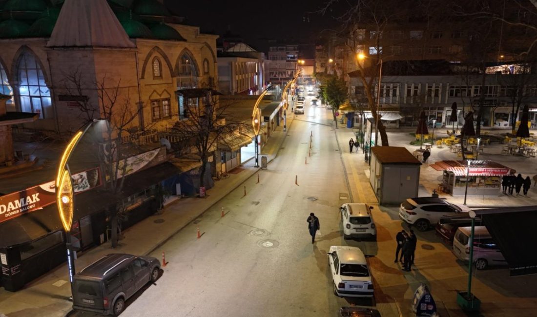 Ordu Büyükşehir Belediyesi tarafından gerçekleştirilen aydınlatma çalışmalarıyla ilçelerin çehresi değişiyor.