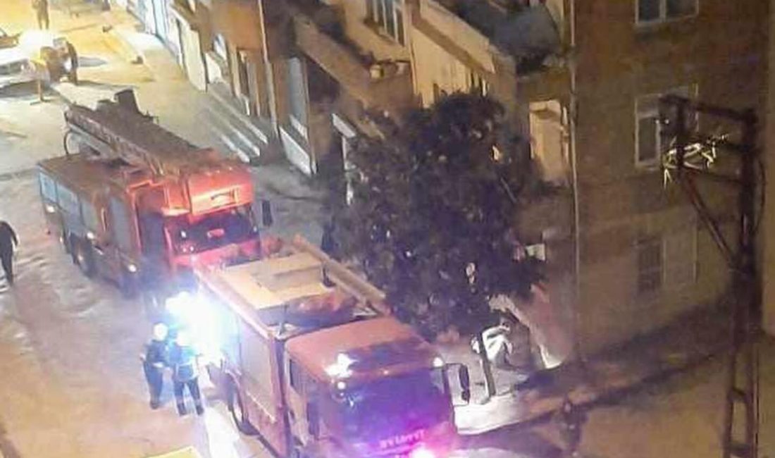 3 katlı bir evin çatı katında yangın çıktı.
