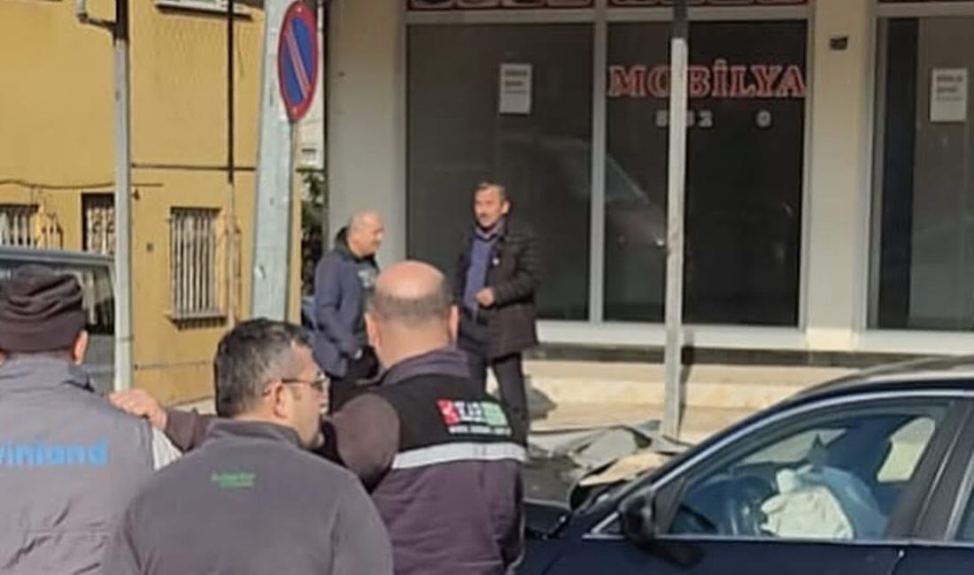 OTOMOBİL DİREĞE ÇARPTI
