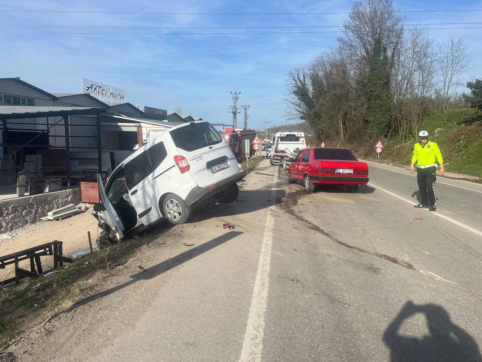 Fatsa-Çatalpınar Yolunda Zincirleme Trafik Kazası fatsa trafik kazasi 1.jpg1 1