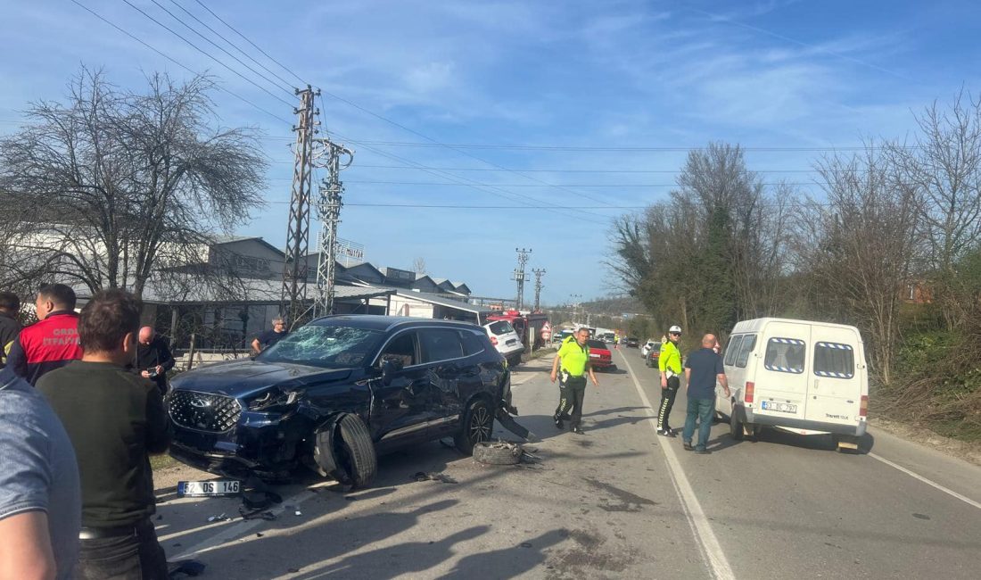 Fatsa-Çatalpınar yolu üzerinde 3 otomobil ve 1 motosikletin karıştığı zincirleme