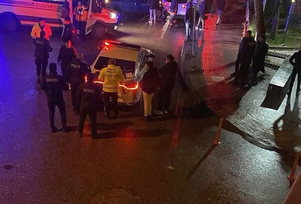 Direksiyon Hakimiyetini Kaybeden Sürücü 2 Kişiyi Yaraladı!