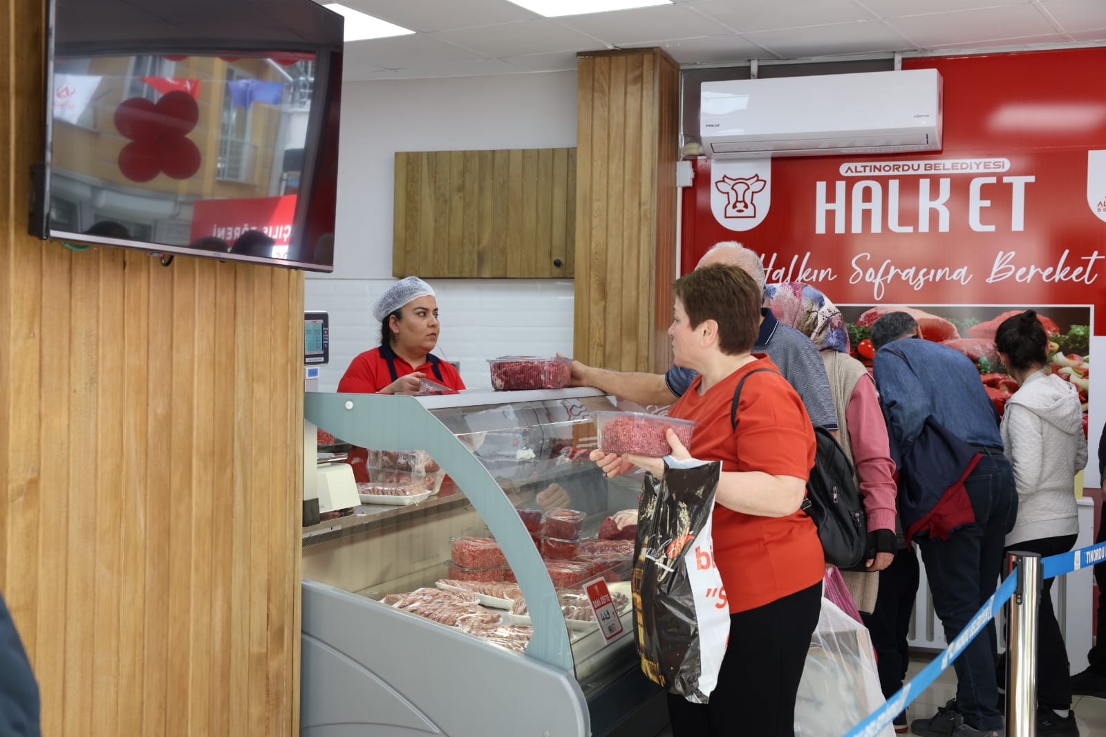 Halk Et'te İlk Gün 1 Tona Yakın Et Satıldı halk et1